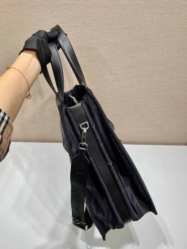 Pra*a tote bags